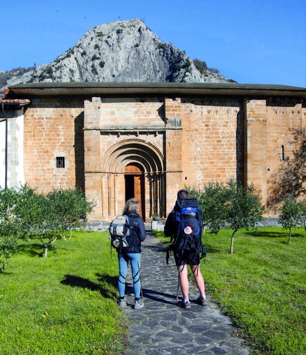 dos peregrinos delante del monasterio de Zamartze